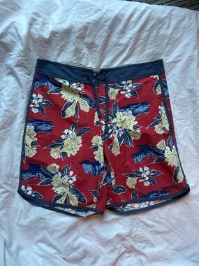 Patagonia Men’s scallop Red wavefarer Floral Board Shorts